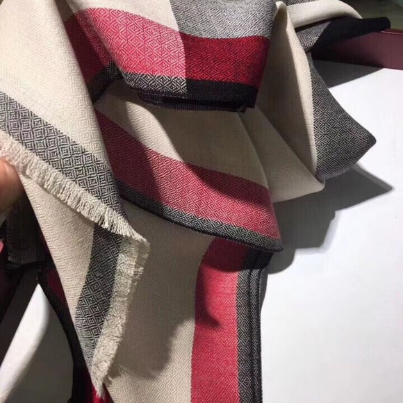 Burberry Scarf - Picture 8 of 9